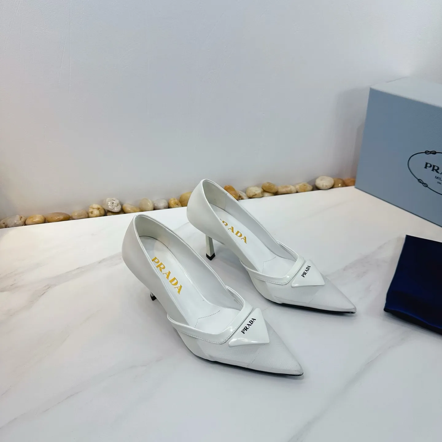 👟👟Ex-factory price 560👟👟 2025 SSS launches Prada’s latest long boots, sandals, thin heels, empty backs, thick heels series ————————🆚🆚🆚 💥PRADA's early spring T-stage catwalk show is the same style as "Dreams Never Sleep". Prada can use it on important occasions. The fresh style has a bit of nobility and is perfect on the feet. 💃💃 Wear this shoe with it. It is elegant and crystal clear, regardless of various accessories. The materials are all exclusively customized one-to-one and must be zero-distance from the original. The entire series is full of exciting and unexpected combinations of elements. The expression of different materials and textures of fabrics has a strong artistic flavor, allowing you to appreciate the ever-changing style of Prada girls. 1⃣ Upper: Made of open-edge bead➕mesh 2⃣ Lining: imported sheepskin 3⃣ Outsole: Italian original genuine leather outsole Heel height 7.5 4⃣🔺Original labeling feet, stock code number 35M-39M (40 41 42 customized, non-returnable and non-exchangeable).